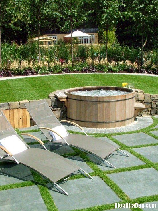 Những thiết kế bồn tắm ngoài vườn cực cool cho hè này