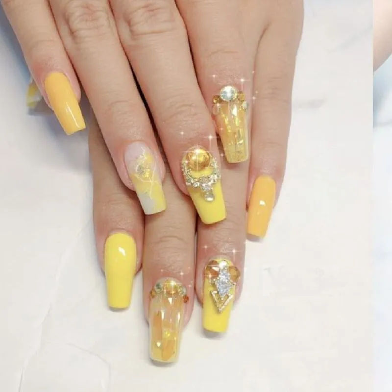 30+ mẫu nail màu vàng đính đá sang chảnh cho nàng thêm nổi bật