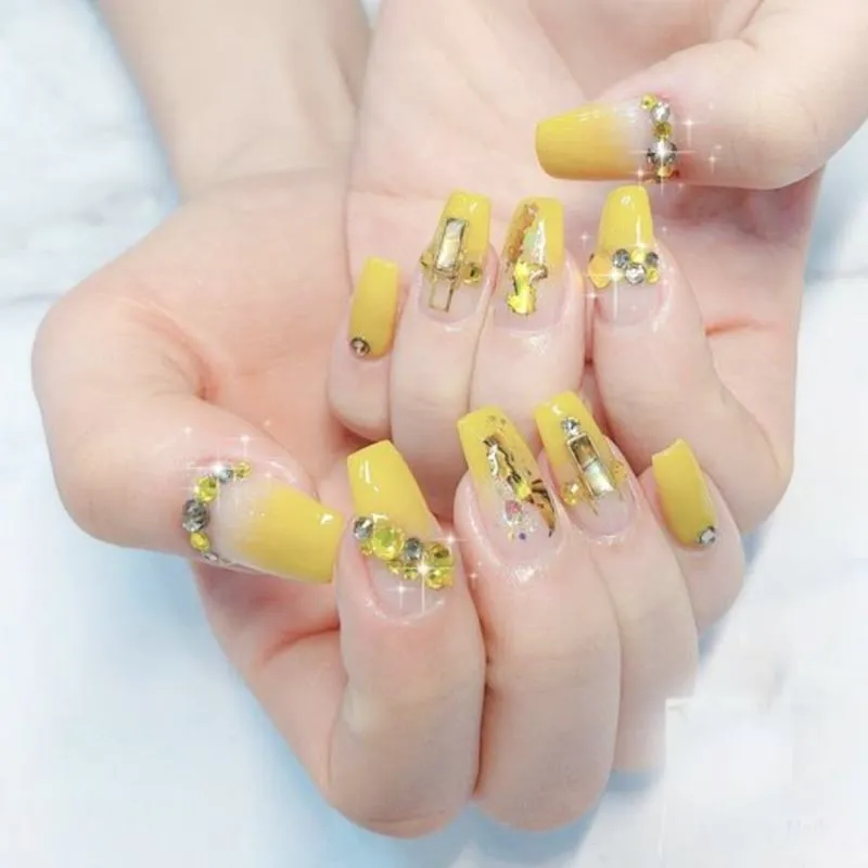 30+ mẫu nail màu vàng đính đá sang chảnh cho nàng thêm nổi bật