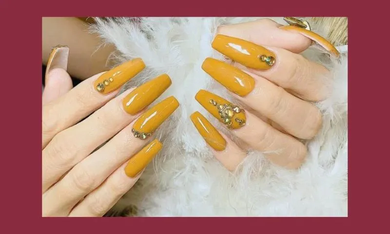 30+ mẫu nail màu vàng đính đá sang chảnh cho nàng thêm nổi bật