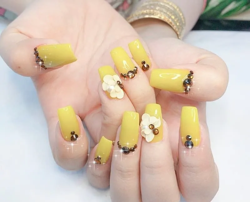 30+ mẫu nail màu vàng đính đá sang chảnh cho nàng thêm nổi bật