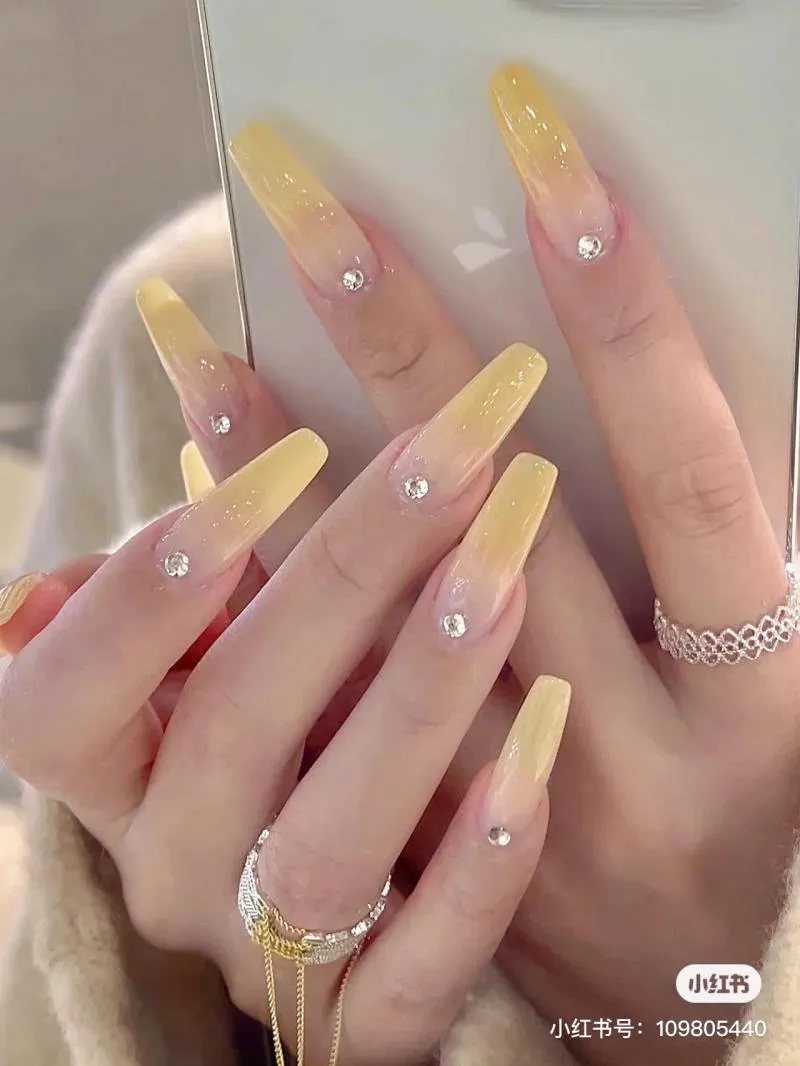 30+ mẫu nail màu vàng đính đá sang chảnh cho nàng thêm nổi bật