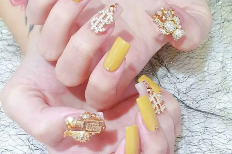 30+ mẫu nail màu vàng đính đá sang chảnh cho nàng thêm nổi bật