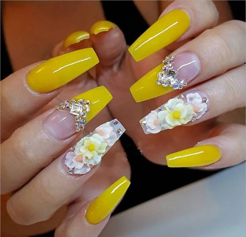 30+ mẫu nail màu vàng đính đá sang chảnh cho nàng thêm nổi bật