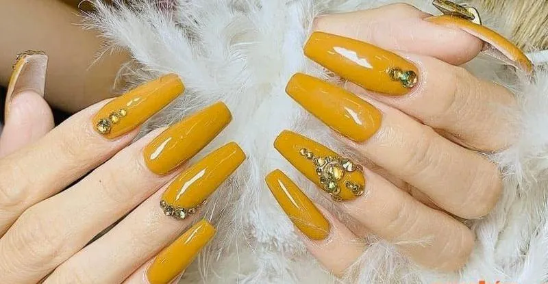 30+ mẫu nail màu vàng đính đá sang chảnh cho nàng thêm nổi bật