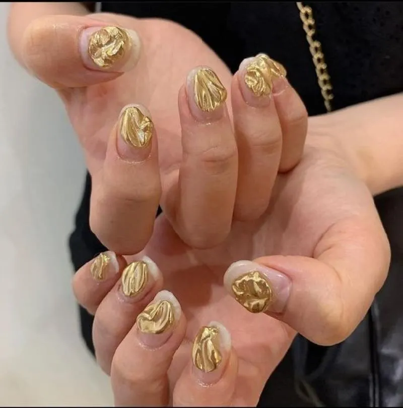 30+ mẫu nail màu vàng đính đá sang chảnh cho nàng thêm nổi bật