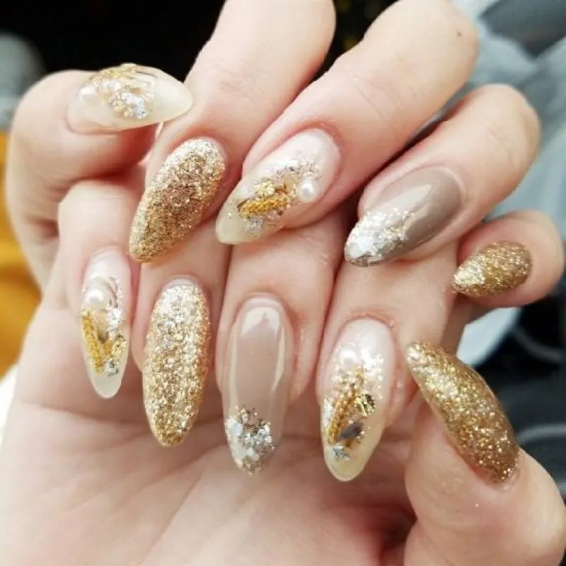 30+ mẫu nail màu vàng đính đá sang chảnh cho nàng thêm nổi bật