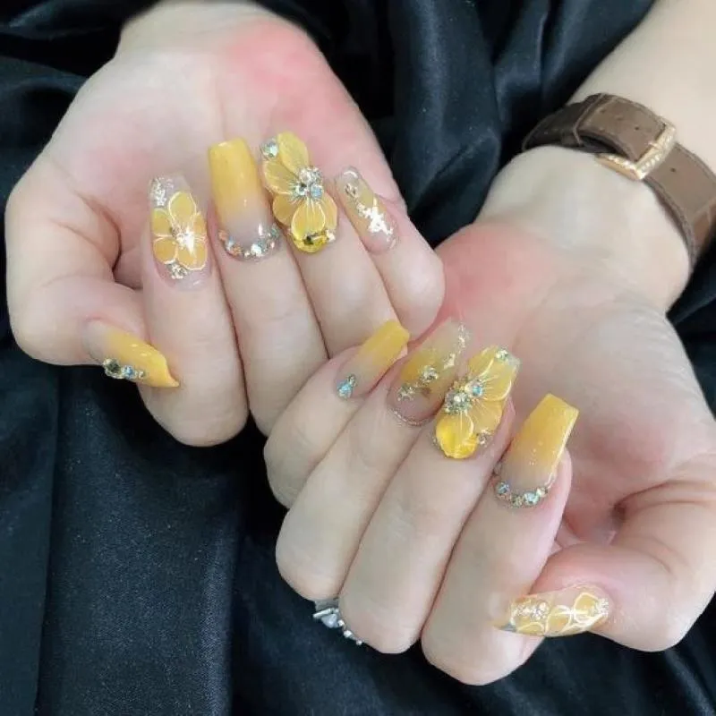 30+ mẫu nail màu vàng đính đá sang chảnh cho nàng thêm nổi bật