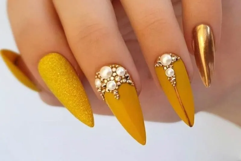 30+ mẫu nail màu vàng đính đá sang chảnh cho nàng thêm nổi bật