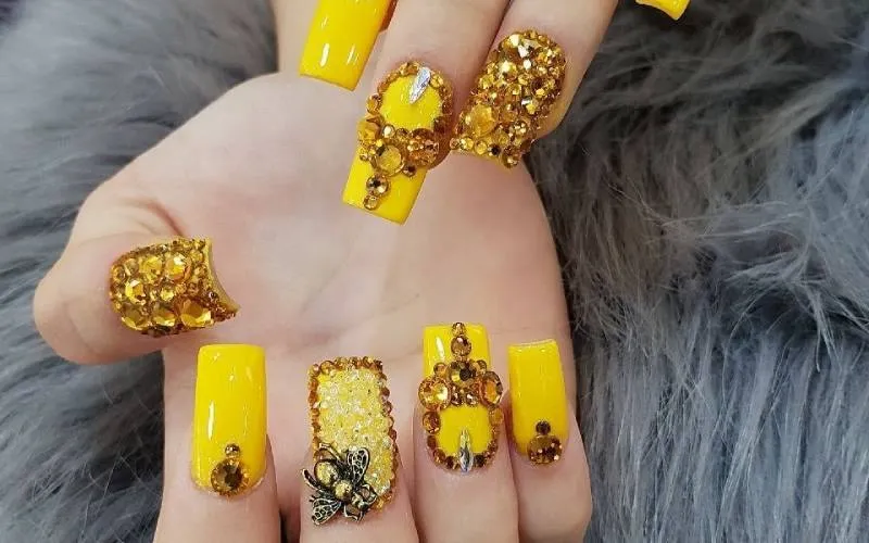 30+ mẫu nail màu vàng đính đá sang chảnh cho nàng thêm nổi bật