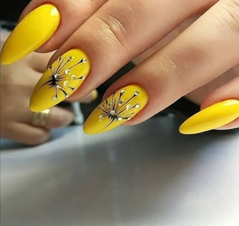 30+ mẫu nail màu vàng đính đá sang chảnh cho nàng thêm nổi bật