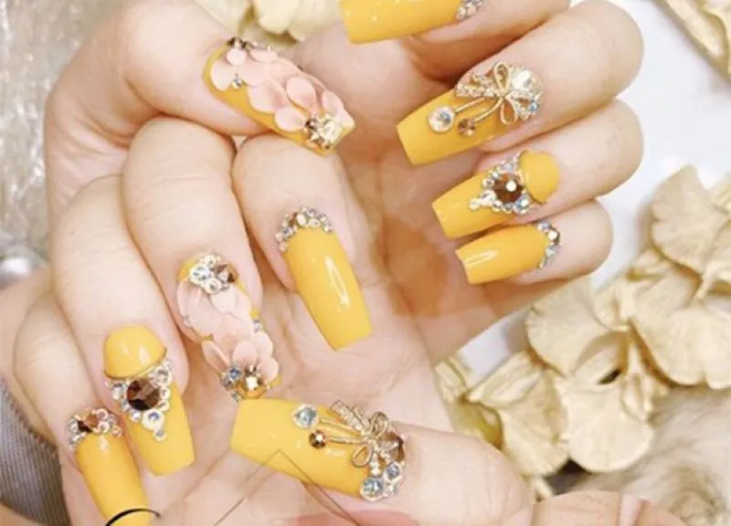 30+ mẫu nail màu vàng đính đá sang chảnh cho nàng thêm nổi bật