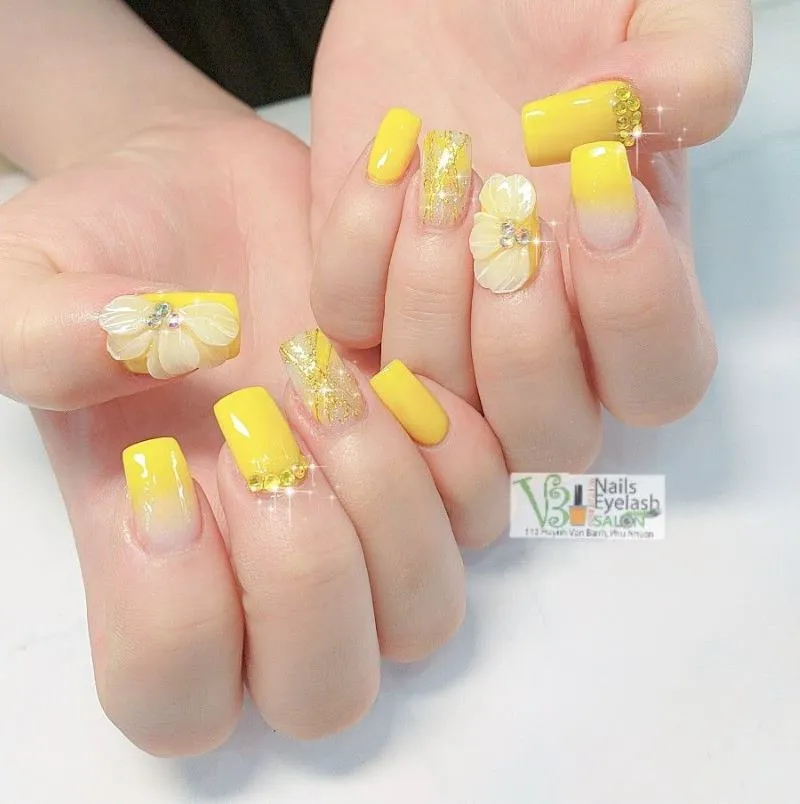 30+ mẫu nail màu vàng đính đá sang chảnh cho nàng thêm nổi bật