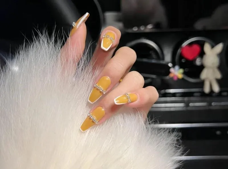 30+ mẫu nail màu vàng đính đá sang chảnh cho nàng thêm nổi bật