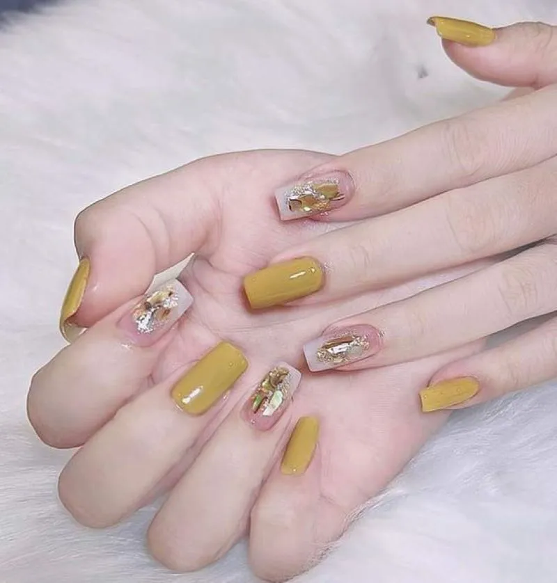 30+ mẫu nail màu vàng đính đá sang chảnh cho nàng thêm nổi bật