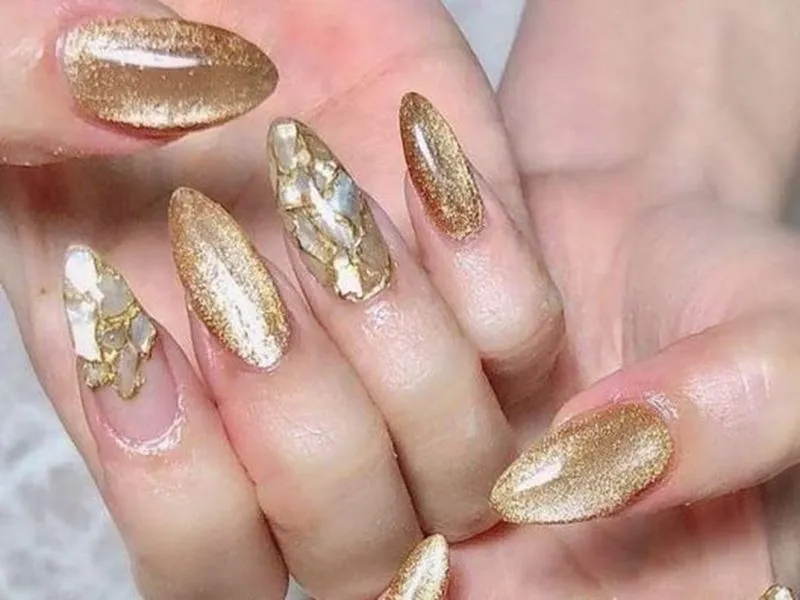 30+ mẫu nail màu vàng đính đá sang chảnh cho nàng thêm nổi bật