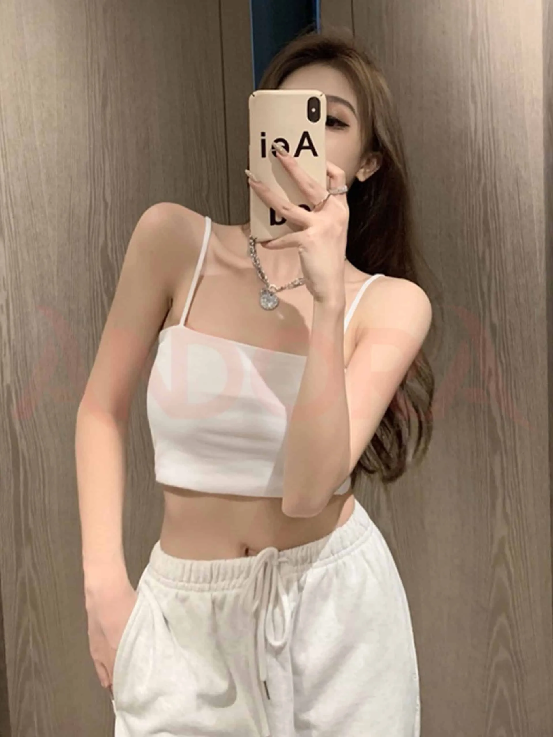 Cách phối đồ đẹp mắt với áo croptop ôm 2 dây