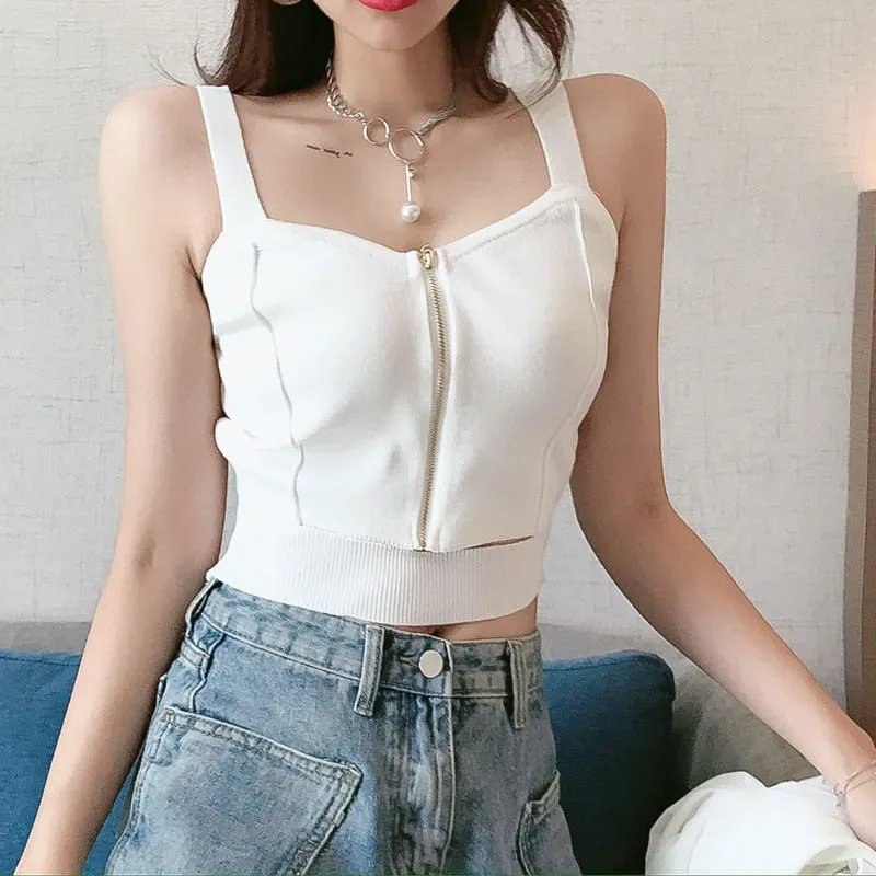 Cách phối đồ đẹp mắt với áo croptop ôm 2 dây