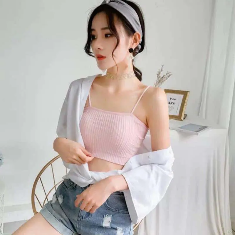 Cách phối đồ đẹp mắt với áo croptop ôm 2 dây