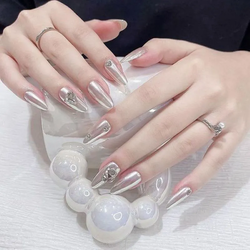 Giải đáp màu nail hợp mệnh kim? Màu nail nào mang lại may mắn tài lộc cho người mệnh Kim?