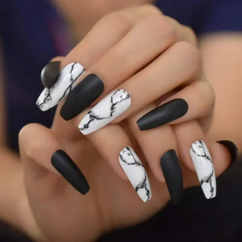 Giải mã sức hút bí ẩn từ mẫu nail đen trắng với phái đẹp