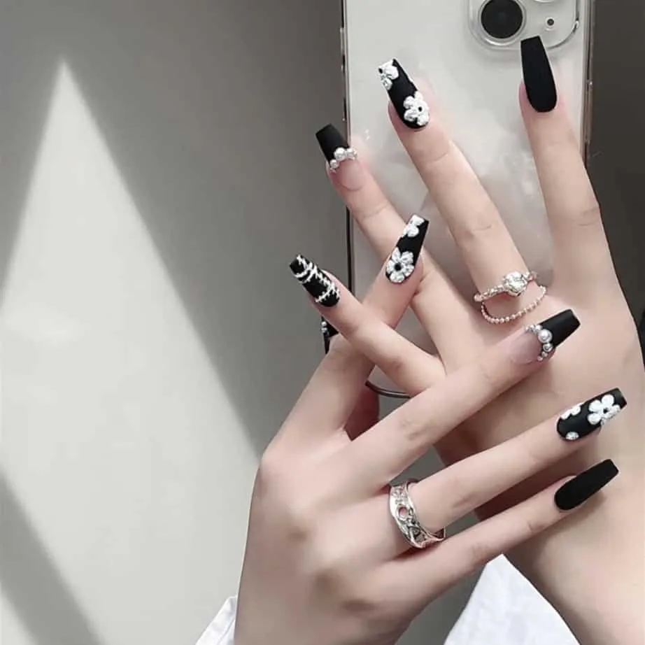 Giải mã sức hút bí ẩn từ mẫu nail đen trắng với phái đẹp