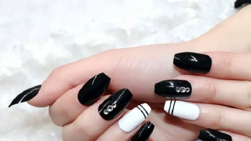 Giải mã sức hút bí ẩn từ mẫu nail đen trắng với phái đẹp