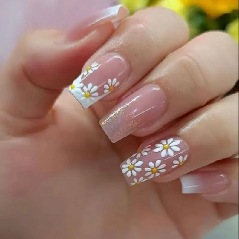 Gợi ý 9 mẫu nail hoa cúc trắng dịu dàng cá tính cho các nàng