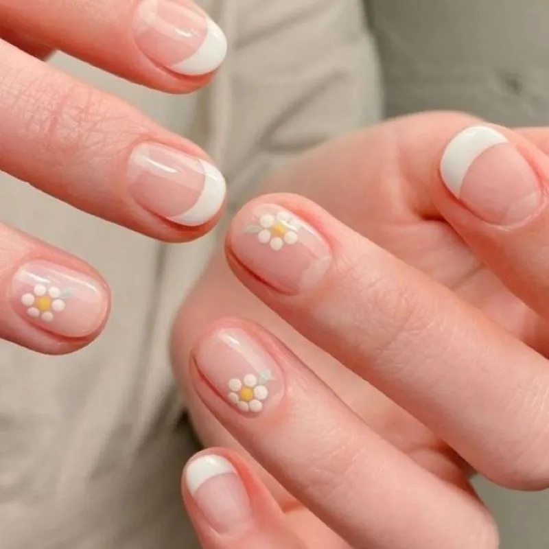 Gợi ý 9 mẫu nail hoa cúc trắng dịu dàng cá tính cho các nàng