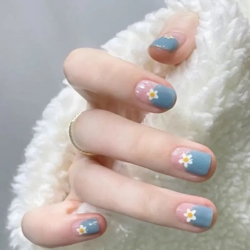 Gợi ý 9 mẫu nail hoa cúc trắng dịu dàng cá tính cho các nàng