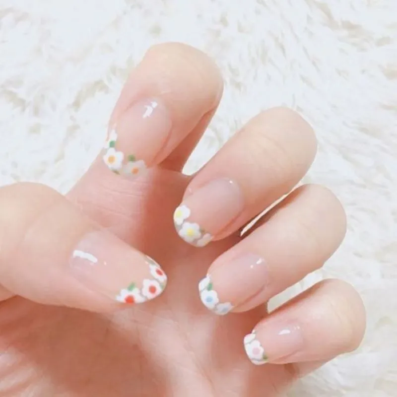 Gợi ý 9 mẫu nail hoa cúc trắng dịu dàng cá tính cho các nàng