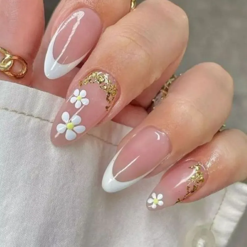 Gợi ý 9 mẫu nail hoa cúc trắng dịu dàng cá tính cho các nàng