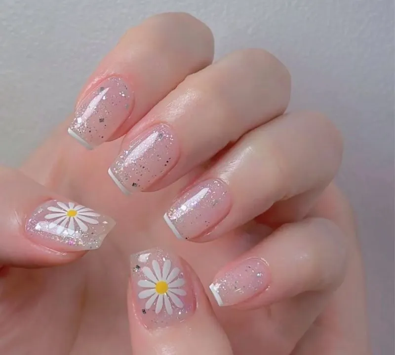 Gợi ý 9 mẫu nail hoa cúc trắng dịu dàng cá tính cho các nàng