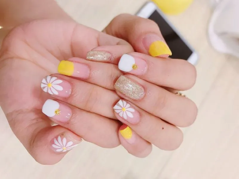 Gợi ý 9 mẫu nail hoa cúc trắng dịu dàng cá tính cho các nàng