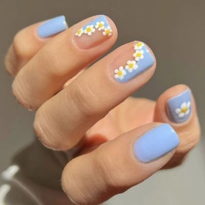 Gợi ý 9 mẫu nail hoa cúc trắng dịu dàng cá tính cho các nàng