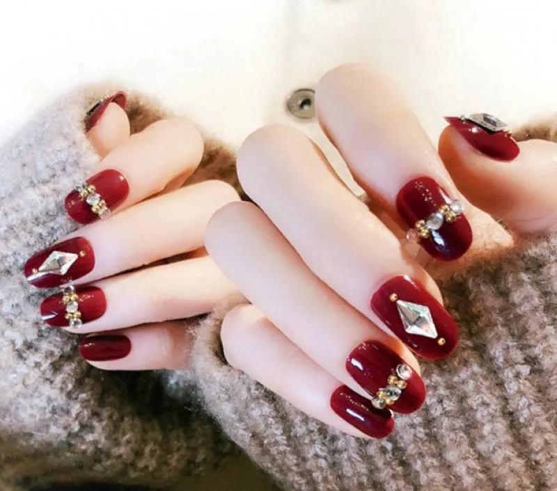 Gợi ý cho nàng hơn 20 mẫu nail màu đỏ mận sáng da