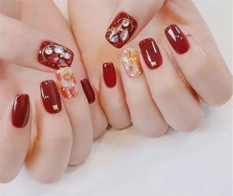 Gợi ý cho nàng hơn 20 mẫu nail màu đỏ mận sáng da