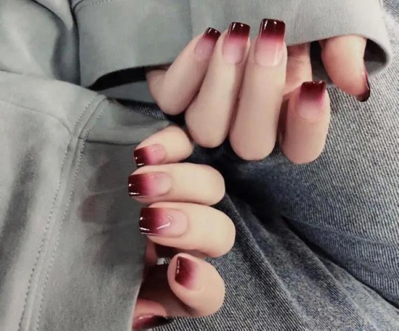 Gợi ý cho nàng hơn 20 mẫu nail màu đỏ mận sáng da