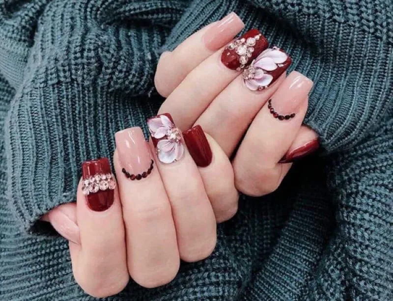 Gợi ý cho nàng hơn 20 mẫu nail màu đỏ mận sáng da