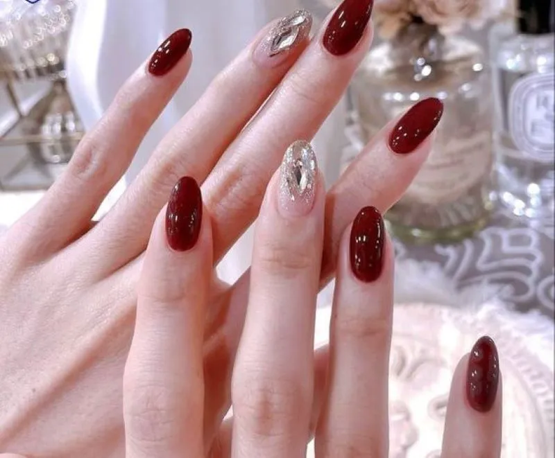 Gợi ý cho nàng hơn 20 mẫu nail màu đỏ mận sáng da