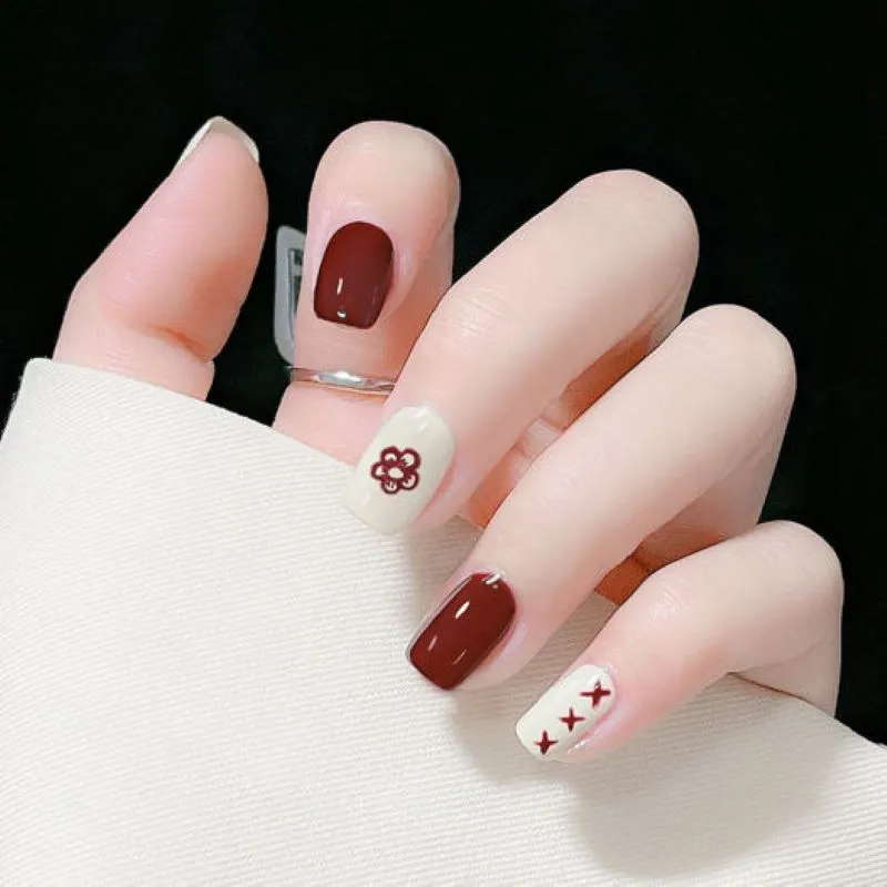 Gợi ý cho nàng hơn 20 mẫu nail màu đỏ mận sáng da