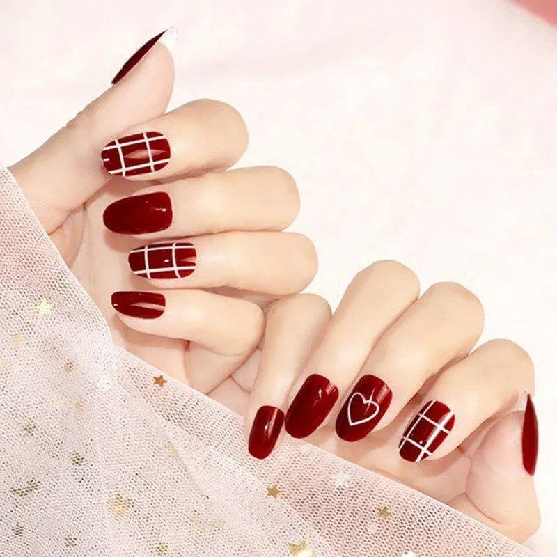 Gợi ý cho nàng hơn 20 mẫu nail màu đỏ mận sáng da