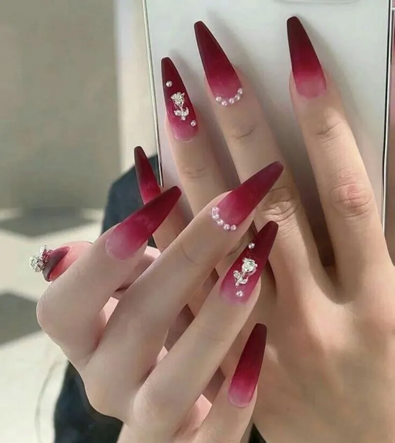 Gợi ý cho nàng hơn 20 mẫu nail màu đỏ mận sáng da