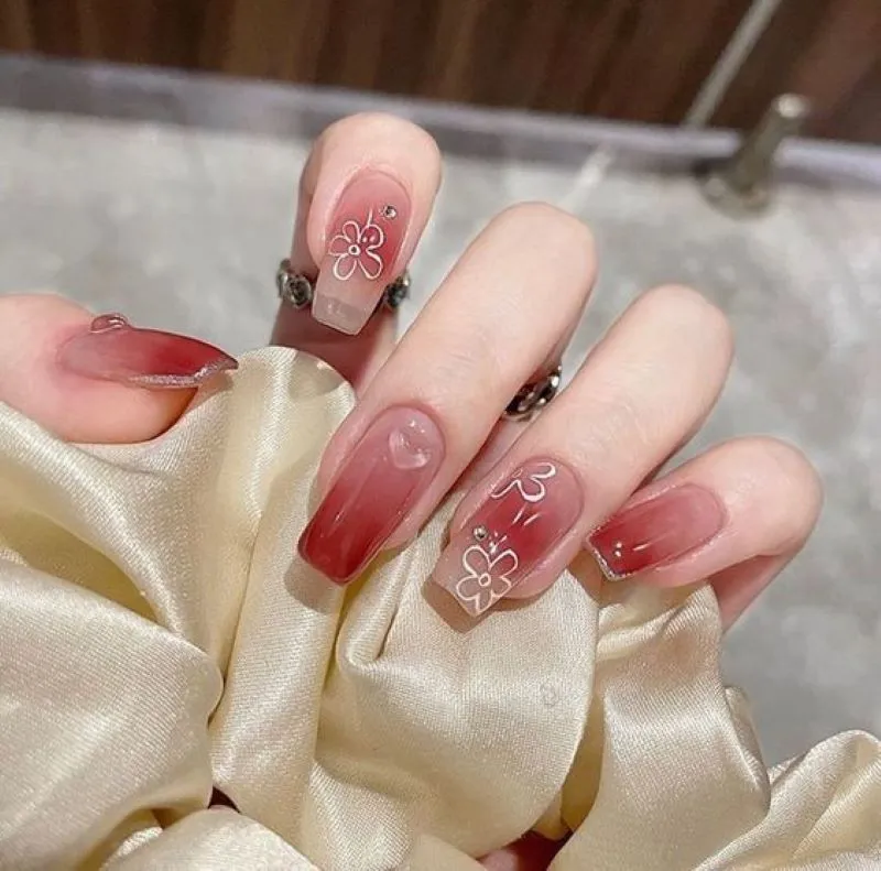 Gợi ý cho nàng hơn 20 mẫu nail màu đỏ mận sáng da