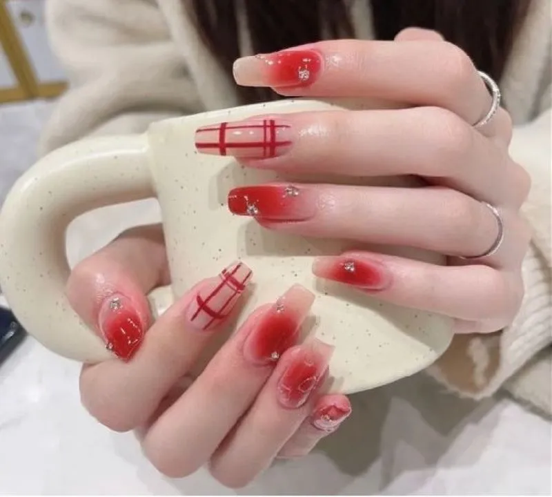 Gợi ý những mẫu nail kẻ caro đơn giản mà cực hút mắt