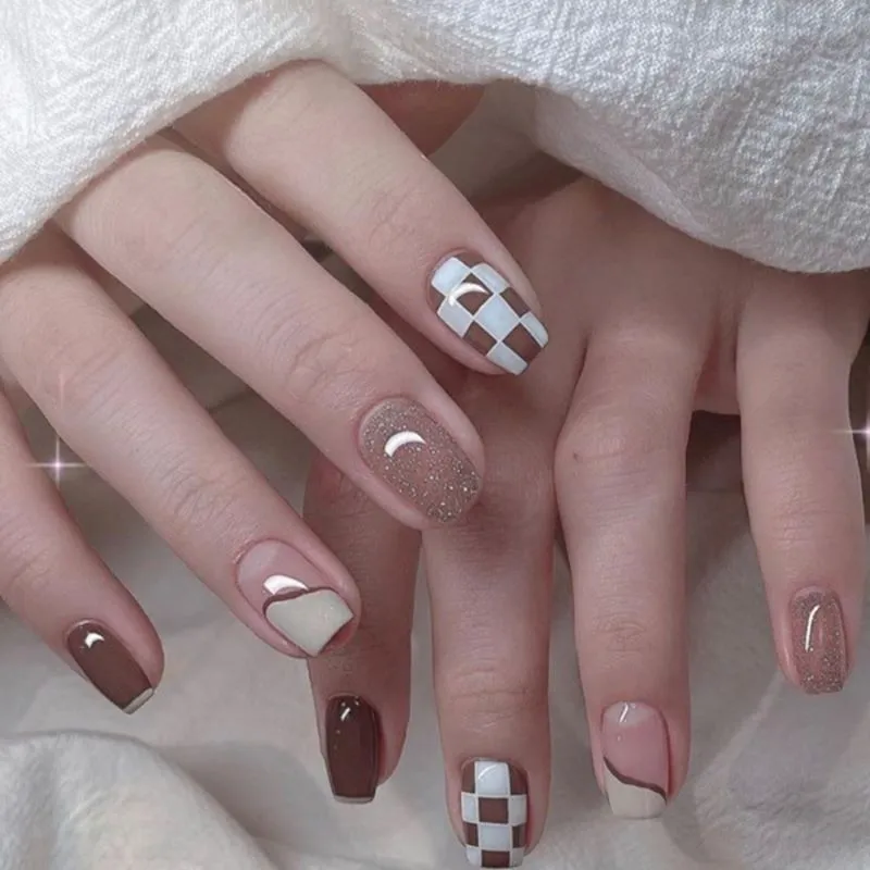 Gợi ý những mẫu nail kẻ caro đơn giản mà cực hút mắt