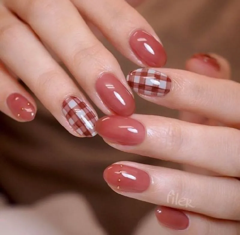 Gợi ý những mẫu nail kẻ caro đơn giản mà cực hút mắt