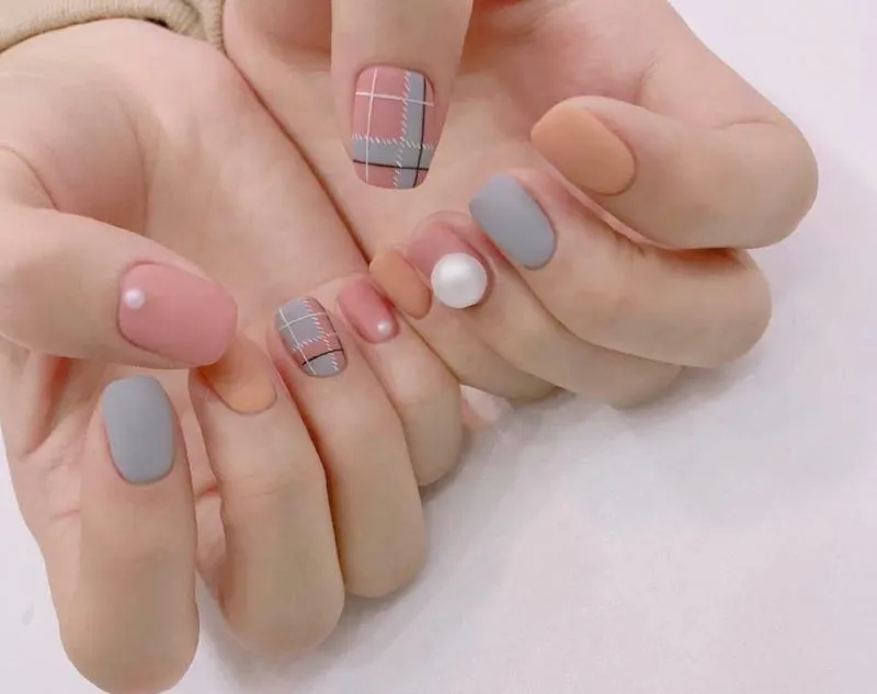 Gợi ý những mẫu nail kẻ caro đơn giản mà cực hút mắt