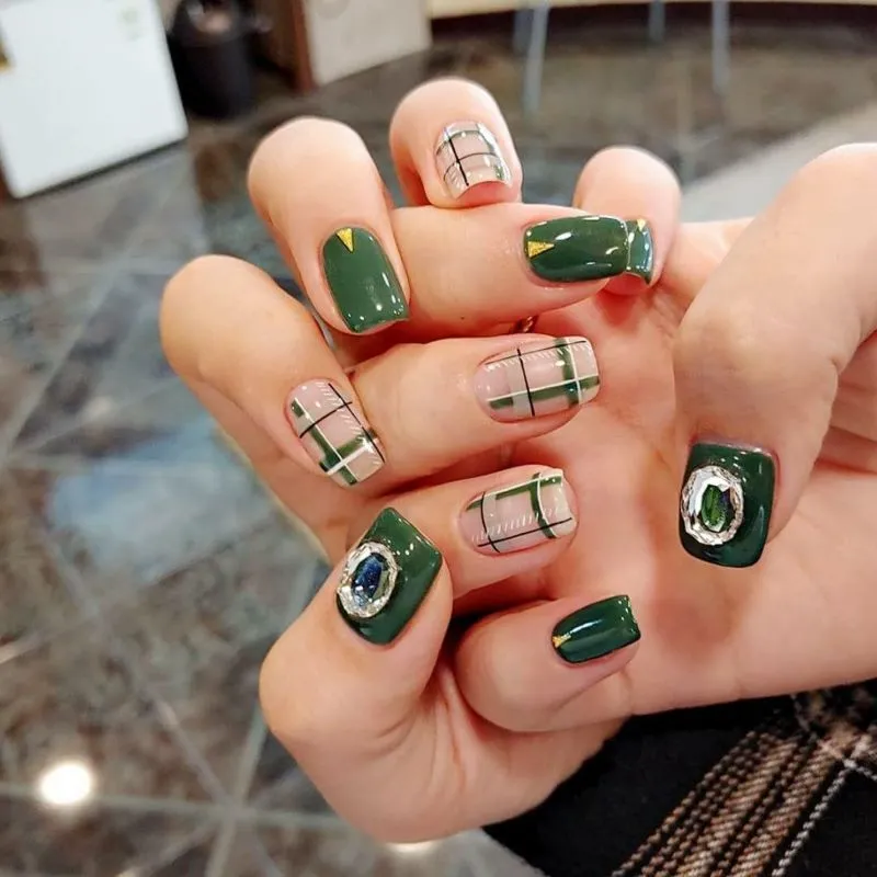 Gợi ý những mẫu nail kẻ caro đơn giản mà cực hút mắt