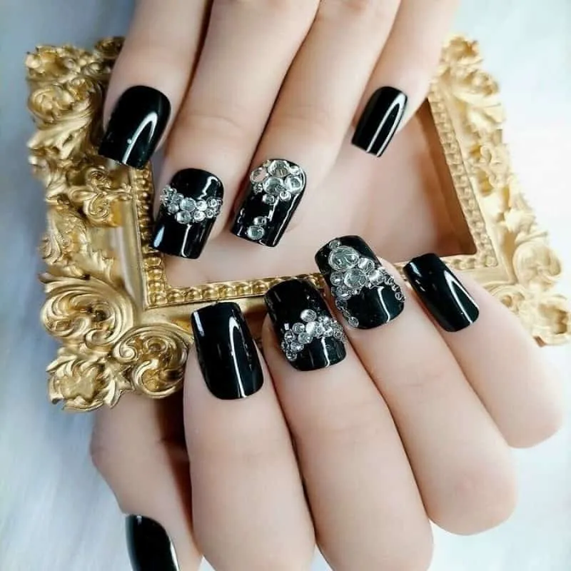 Khám phá các mẫu nail xinh màu đen ma mị và đầy quyến rũ cho các nàng